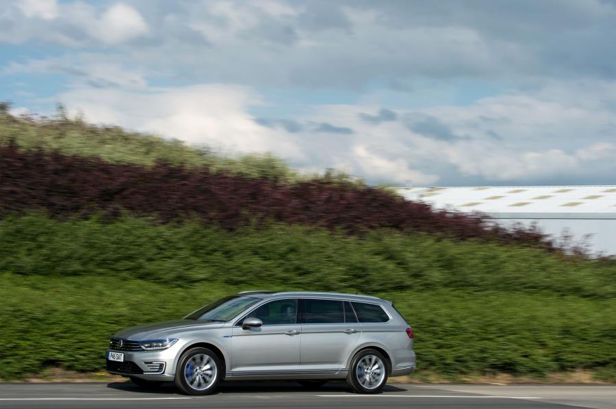  Volkswagen Passat Estate GTE 2016 года  (UK) (фото 23 из 30)
